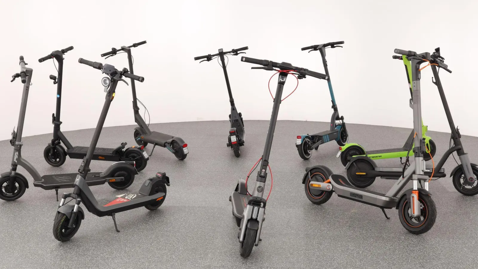 Der ADAC hat zehn aktuelle E-Scooter mit Straßenzulassung getestet - mit positivem Ergebnis. (Foto: ADAC/dpa-tmn)