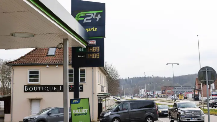 Autos aus Deutschland stehen in einer Schlange an einer dänischen Tankstelle. (Foto: Frank Molter/dpa/Symbolbild)
