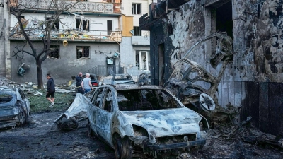 Russland hat die ukrainische Hauptstadt Kiew erneut massiv mit Raketen angegriffen. (Foto: Efrem Lukatsky/AP/dpa)
