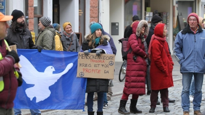 Für Frieden und gegen Waffenlieferungen protestierten am Samstag etwa 120 Menschen am Johann-Sebastian-Bach-Platz in Ansbach. (Foto: Tizian Gerbing)