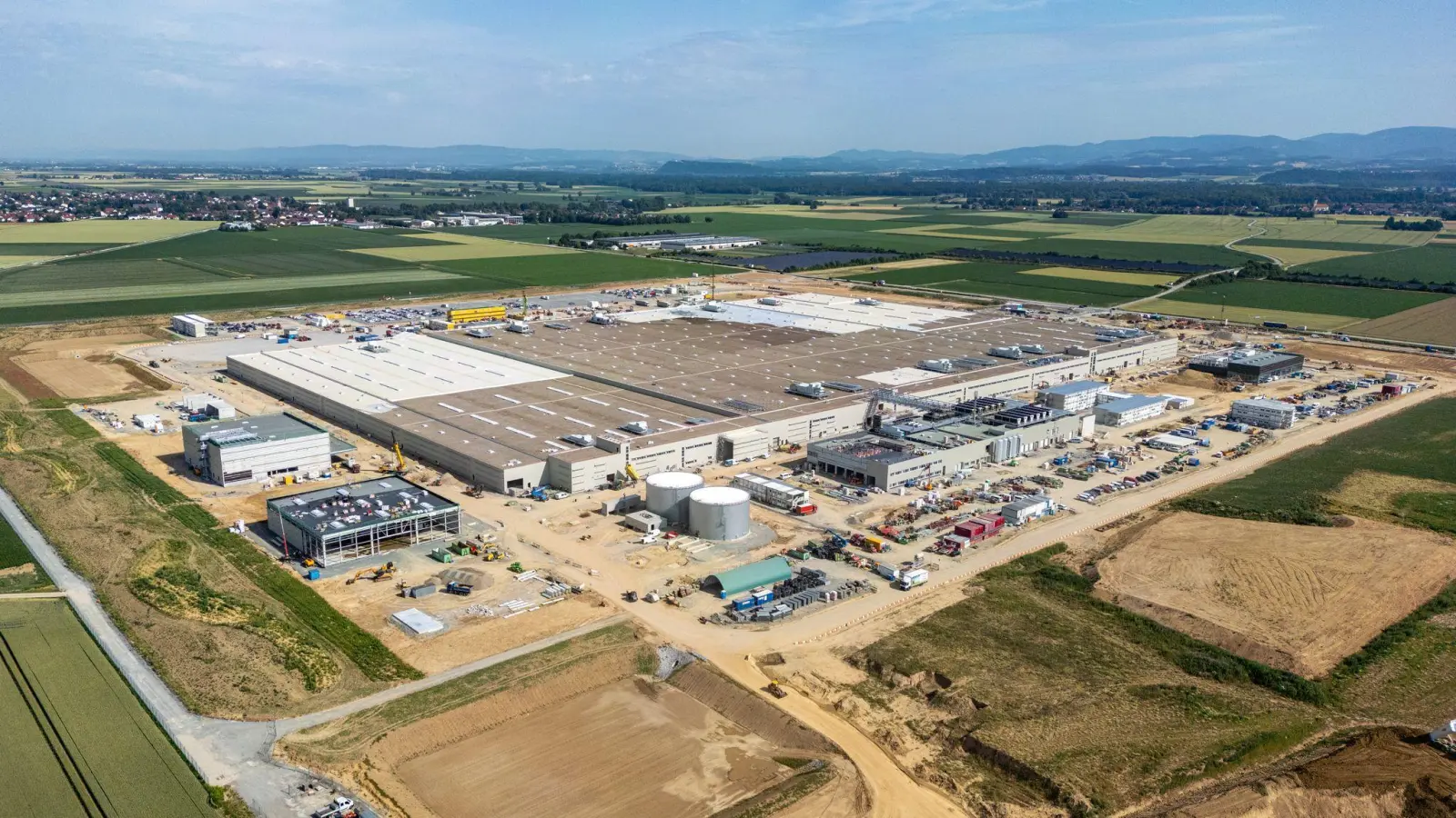 Der Bau des BMW-Montagewerks für Hochvoltbatterien kommt zügig voran.  (Foto: Armin Weigel/dpa)