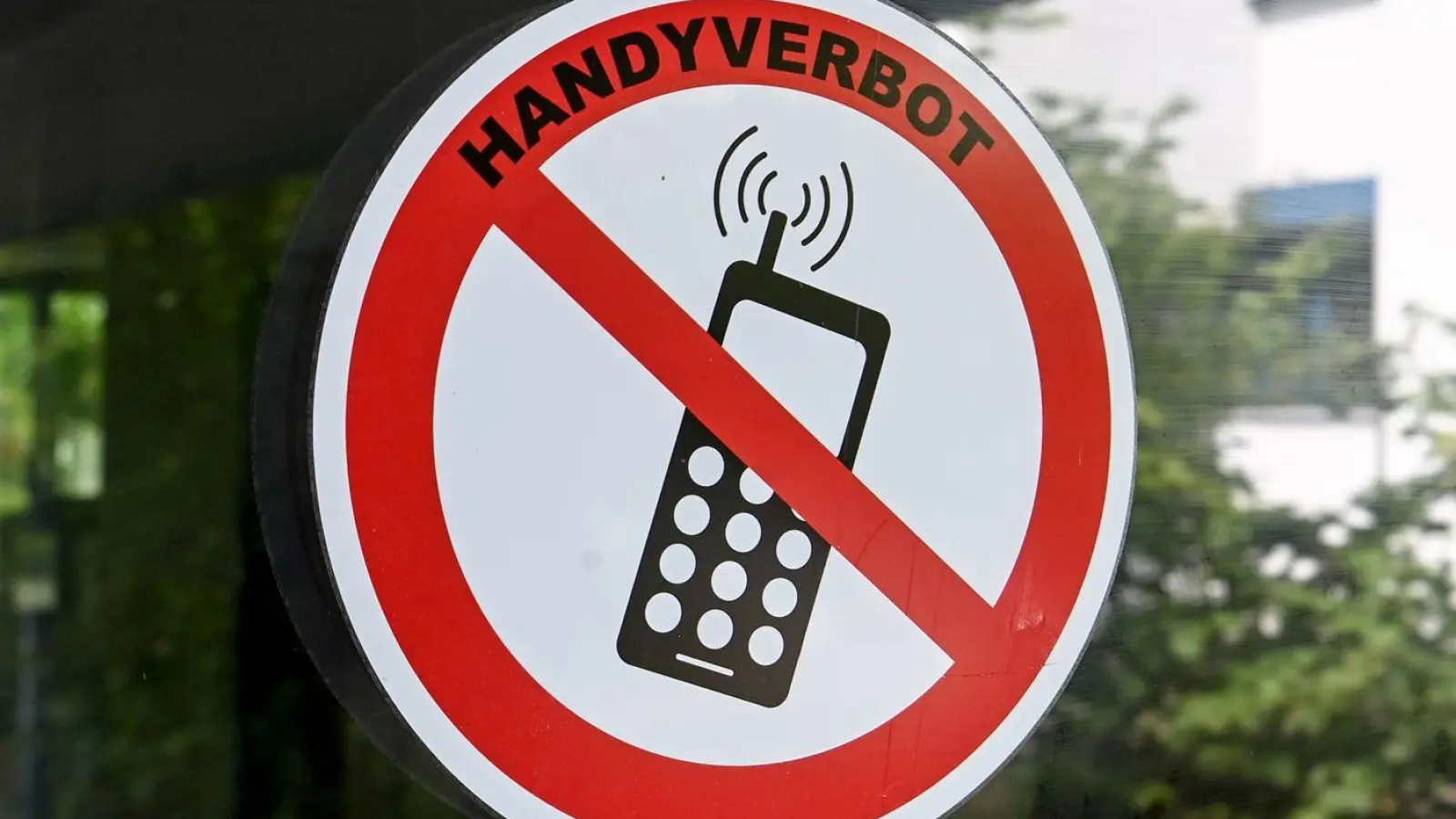 Nach einer aktuellen Befragung sprechen sich 66 Prozent der Menschen in Deutschland dafür aus, dass Handys an Schulen definitiv oder eher verboten werden sollten. (Foto: Jens Kalaene/dpa)