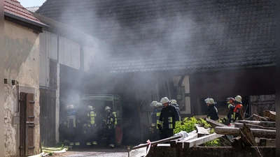 Den Brand einer Scheune in Oberntief hatten die Feuerwehrleute am Sonntag zügig unter Kontrolle.  (Foto: Mirko Fryska)