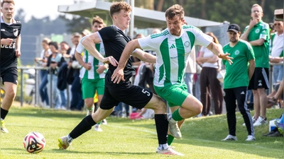 Kaum zu stoppen: Torschütze Tobias Kreischer (Uffenheim, rechts) entwischt Burgoberbachs Jonas Härterich. (Foto: Markus Zahn)