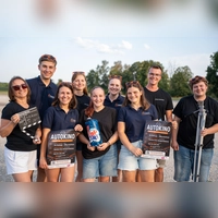 Mitglieder der Evangelischen Landjugend Hesselberg und Gunzenhausen bereiten das Autokino auf dem Festplatz in Wassertrüdingen vor. (Foto: Evangelische Landjugend/Leo Hediard)