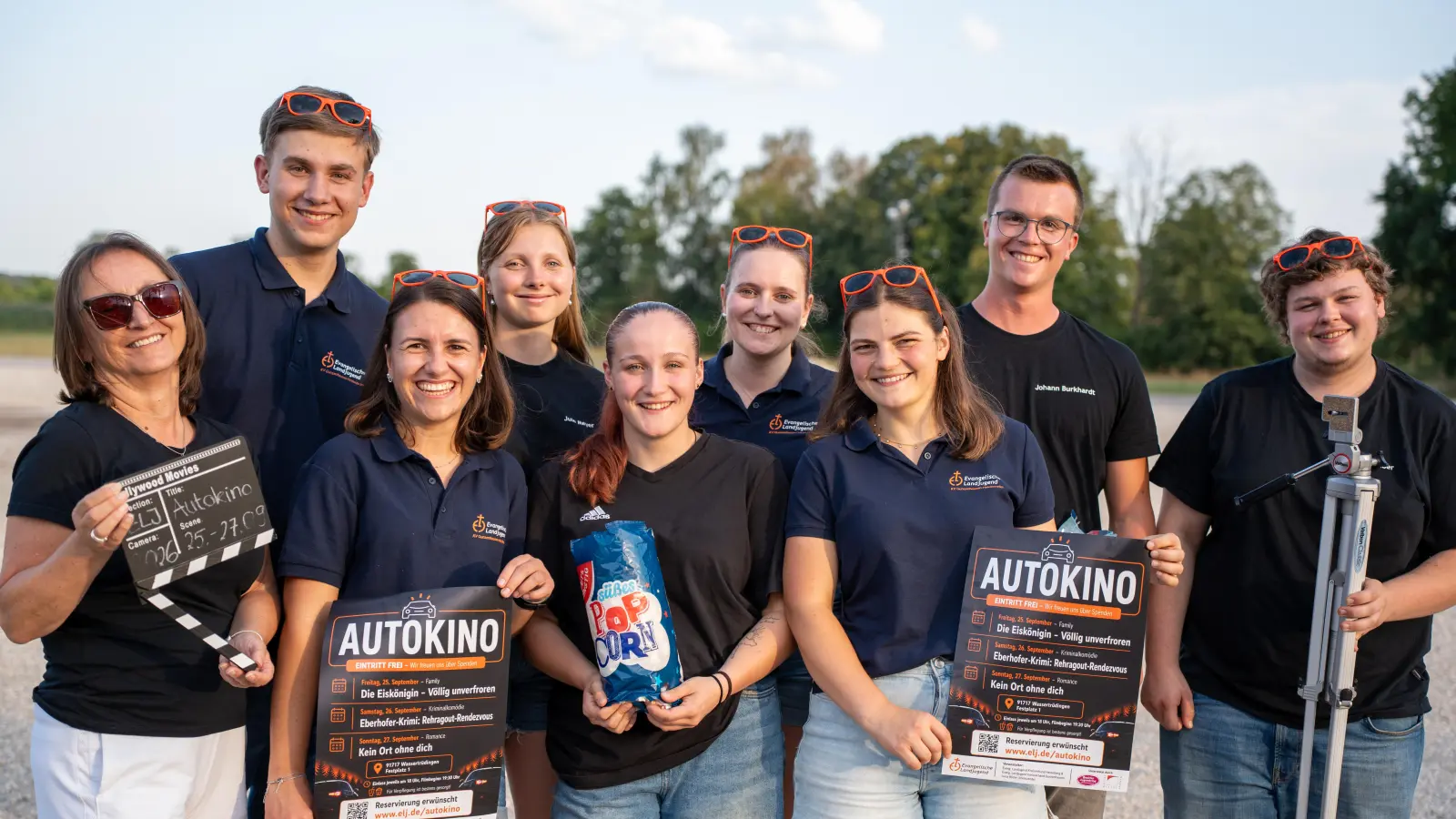 Mitglieder der Evangelischen Landjugend Hesselberg und Gunzenhausen bereiten das Autokino auf dem Festplatz in Wassertrüdingen vor. (Foto: Evangelische Landjugend/Leo Hediard)