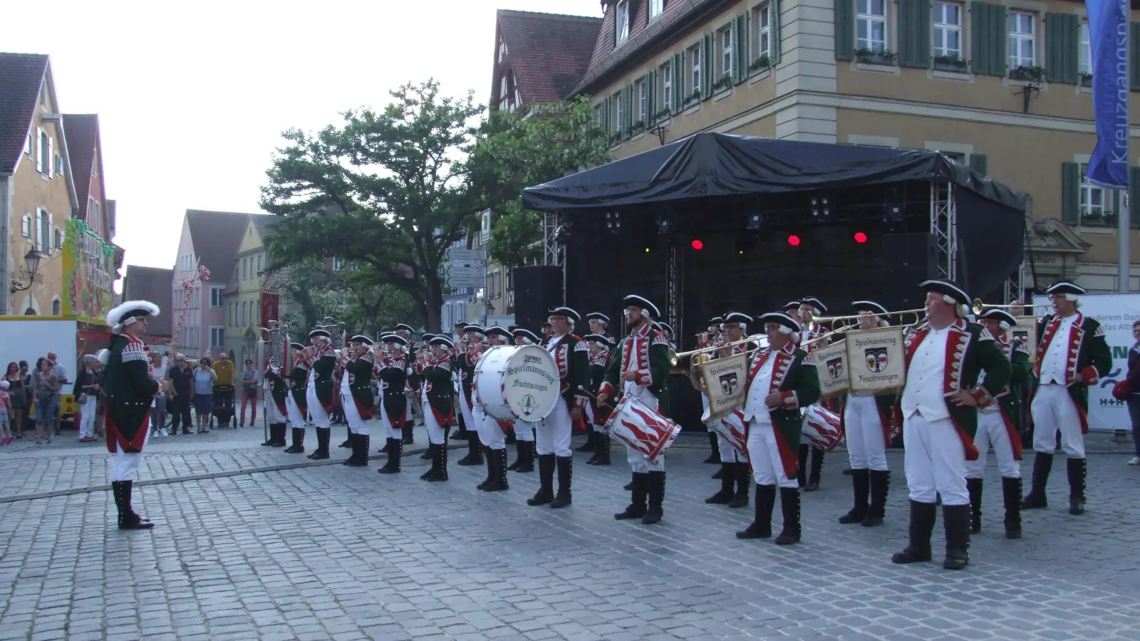 Musikalischer Auftakt des Feuchtwanger Altstadtfests: Der Spielmanns- und Fanfarenzug „Markgräfliche Jäger“ unterhält mit abwechslungsreichen Klängen. Nicht fehlen darf dabei das „Pippi Langstrumpf”-Lied. (Foto: Jasmin Kiendl)