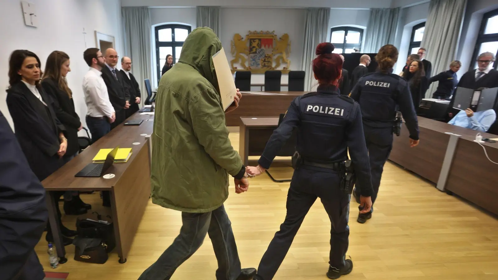 Ein Mann (M) wird im Landgericht in einen Gerichtssaal geführt. Er wird gemeinsam mit seiner Frau des Doppelmordes beschuldigt. (Foto: Karl-Josef Hildenbrand/dpa)