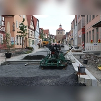 Die Pflasterarbeiten in der Scheinfelder Hauptstraße sind weit gediehen. In der kommenden Woche soll dort wieder Autoverkehr möglich sein. (Foto: Andreas Reum)