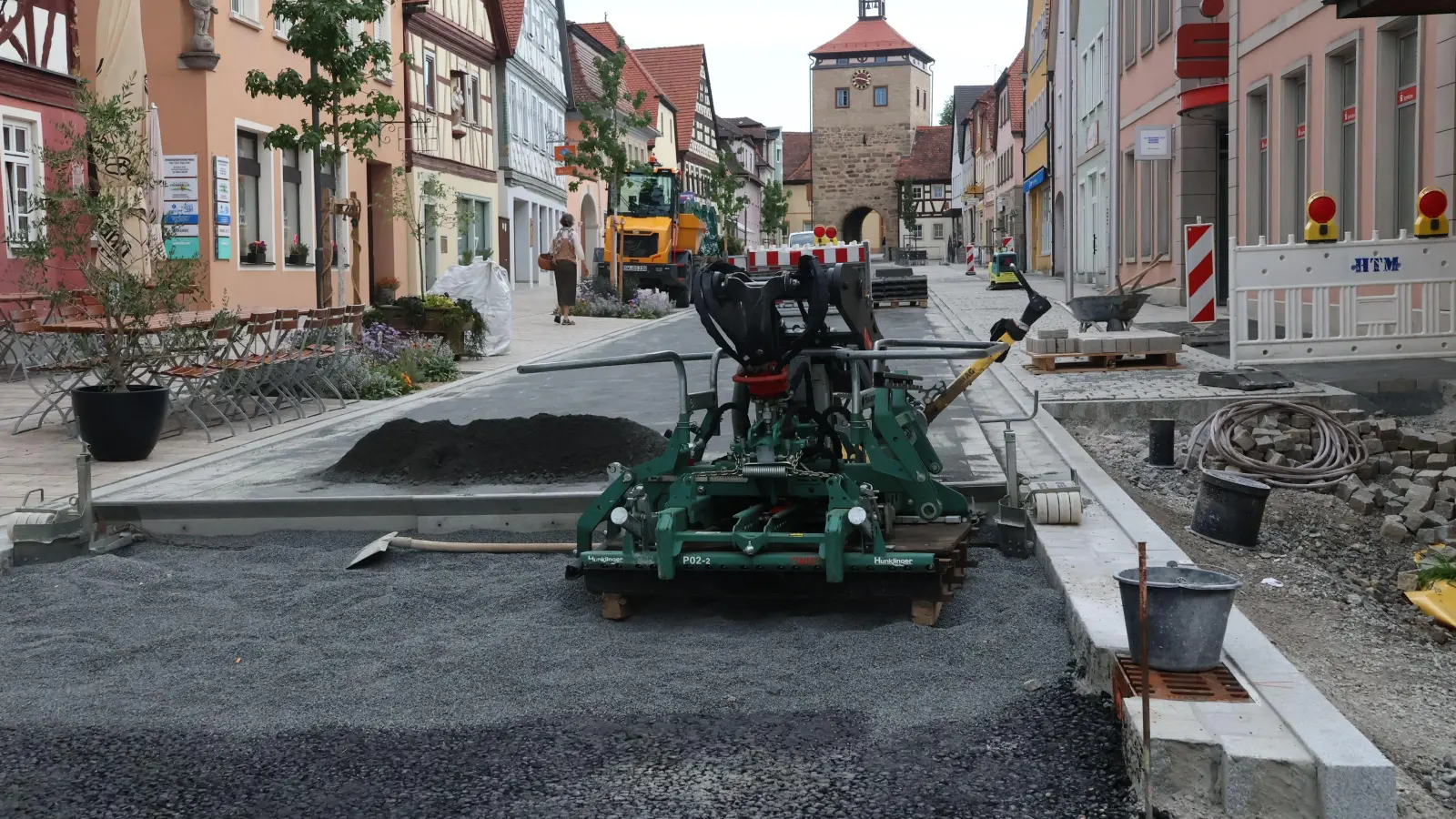 Die Pflasterarbeiten in der Scheinfelder Hauptstraße sind weit gediehen. In der kommenden Woche soll dort wieder Autoverkehr möglich sein. (Foto: Andreas Reum)