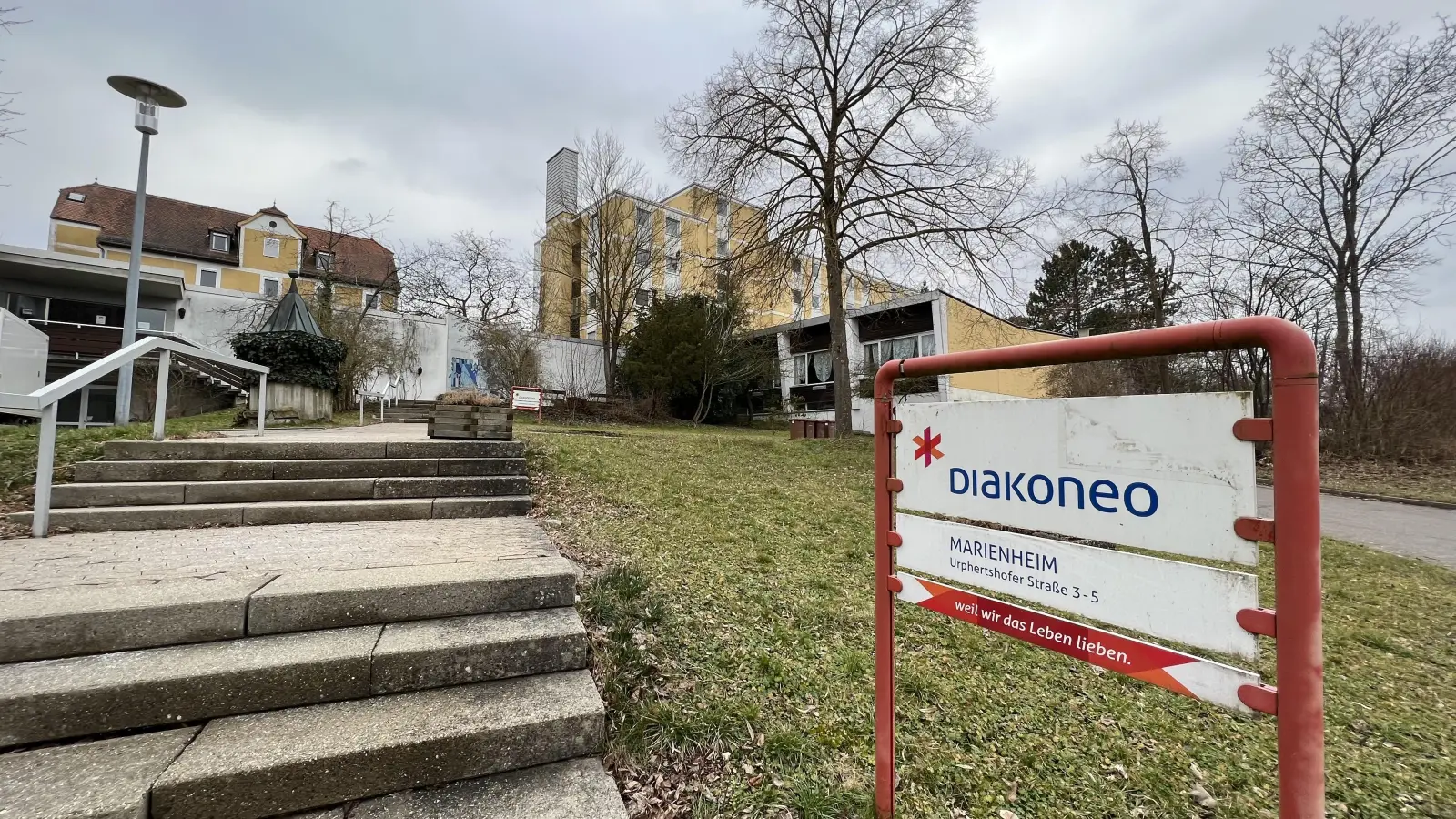 Aufgrund steigender Flüchtlingszahlen sucht der Landkreis dringend Unterbringungsmöglichkeiten. Geprüft wird, ob sich ein Gebäude auf dem Areal des Marienheims als Wohnheim für unbegleitete, minderjährige Flüchtlinge eignet. (Foto: Yvonne Neckermann)