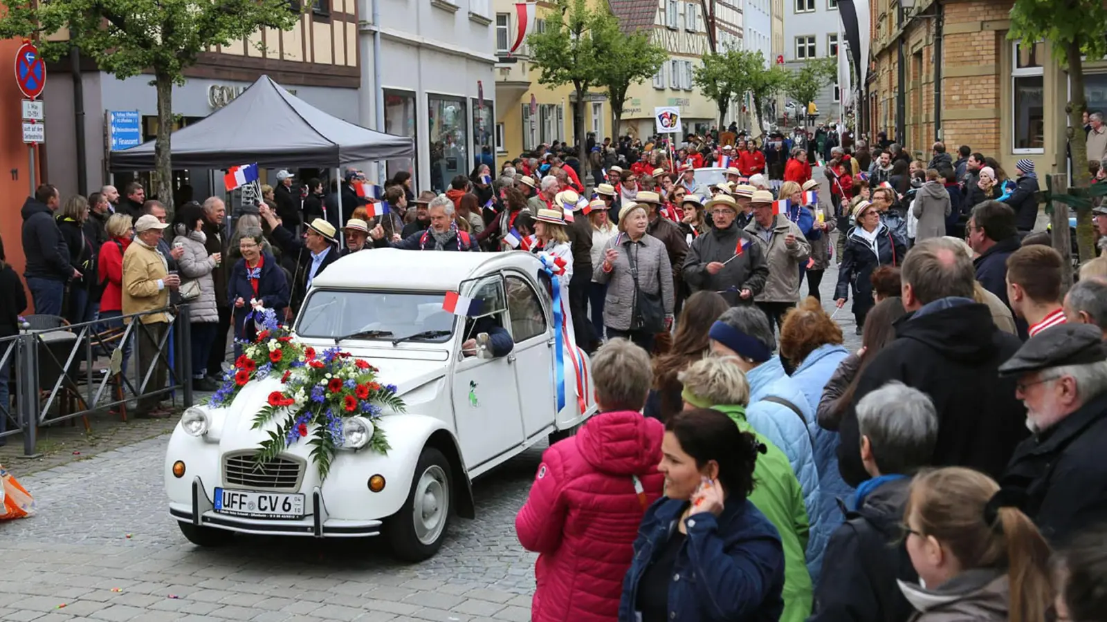 Vertreter aus den Partnerstädten, Musikgruppen, Vereine und lokale Prominente: Der Festumzug am 1. Mai hat auch in diesem Jahr wieder allerlei zu bieten. (Archivfoto: Hans Herbst)