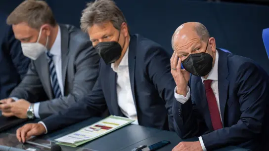 Olaf Scholz, Robert Habeck und Christian Lindner im Bundestag. (Foto: Michael Kappeler/dpa)