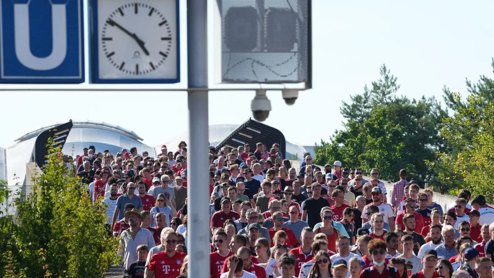 Weil der Nahverkehr stark eingeschränkt ist, sollten die Fans für den Weg zum Münchener Stadion mehr Zeit einplanen. (Archivbild) (Foto: Soeren Stache/dpa)