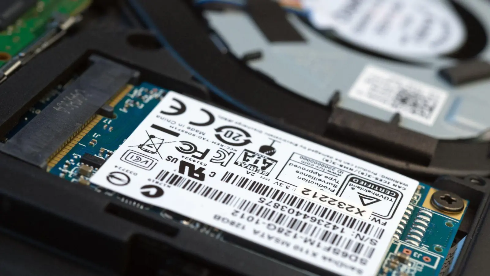 Egal, ob SSD-Speicher (Bild) oder klassische Festplatte: Richtig gelöscht sind Daten darauf nur, wenn sie überschrieben wurden. (Foto: Andrea Warnecke/dpa-tmn)