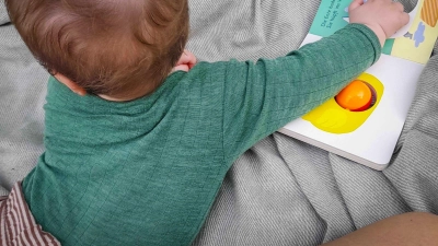 So bleibt das Material schön und sauber: Frische Flecken auf Wolle-Seide-Bodys entfernt man am besten sofort mit kaltem Wasser und etwas Gallseife. (Foto: Jessica Kliem/dpa-tmn)