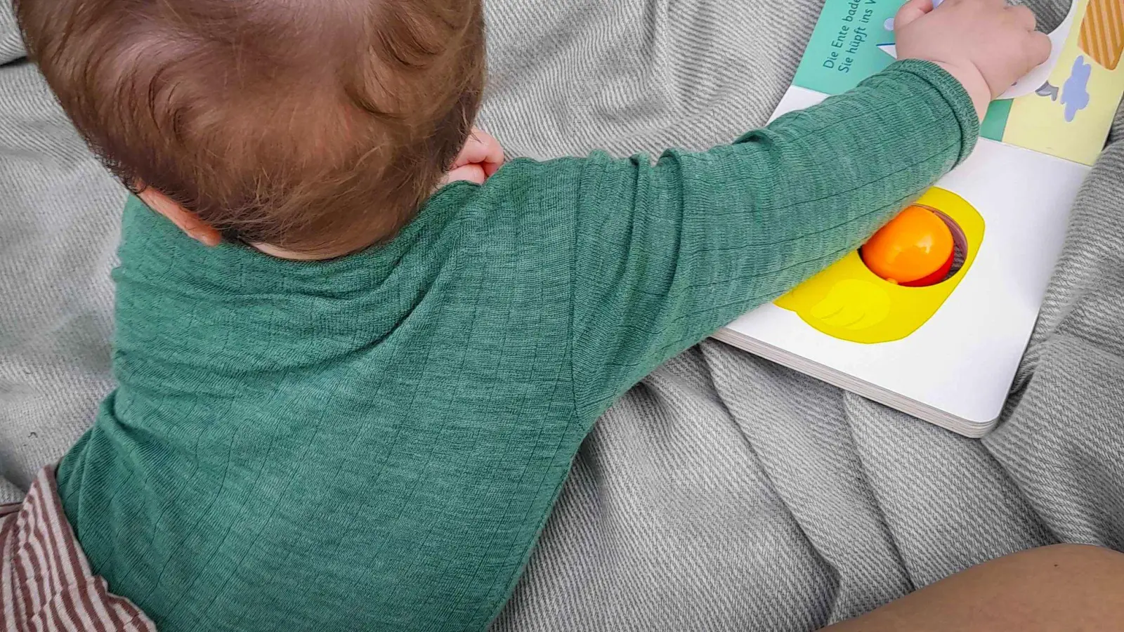 So bleibt das Material schön und sauber: Frische Flecken auf Wolle-Seide-Bodys entfernt man am besten sofort mit kaltem Wasser und etwas Gallseife. (Foto: Jessica Kliem/dpa-tmn)