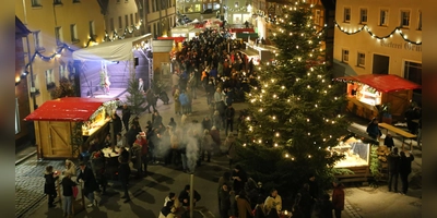 Die adventliche Stimmung und der Duft von Leckereien locken die Menschen auf den Weihnachtsmarkt in Leutershausen. (Foto: Alexander Biernoth)