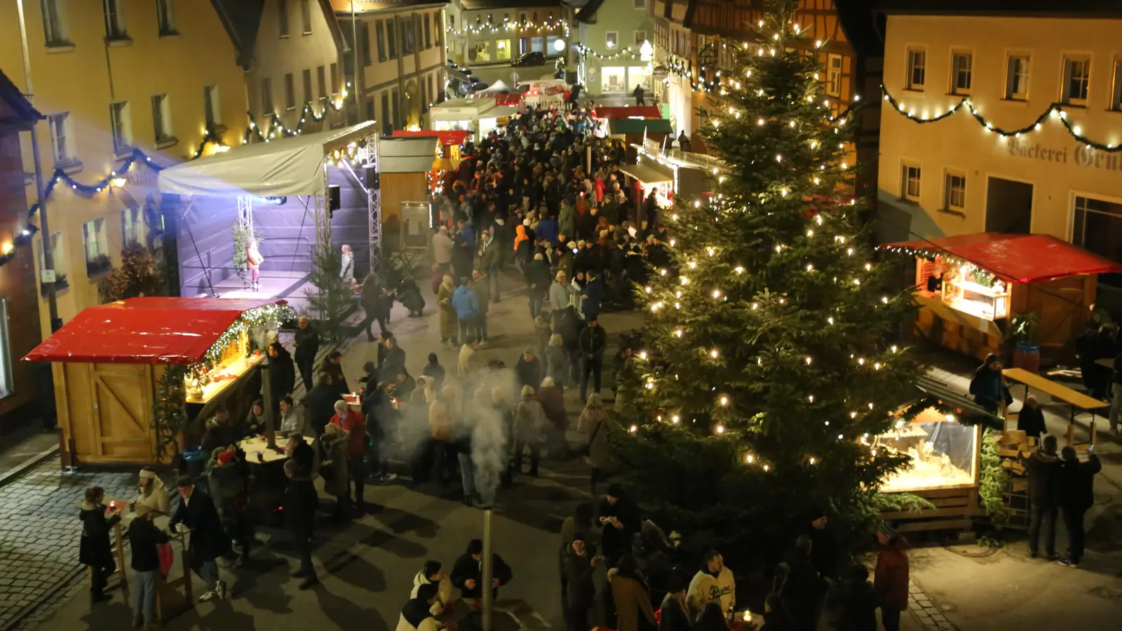 Die adventliche Stimmung und der Duft von Leckereien locken die Menschen auf den Weihnachtsmarkt in Leutershausen. (Foto: Alexander Biernoth)