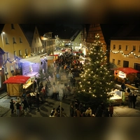Die adventliche Stimmung und der Duft von Leckereien locken die Menschen auf den Weihnachtsmarkt in Leutershausen. (Foto: Alexander Biernoth)