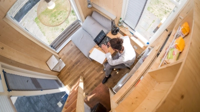 Leben und arbeiten in einem Mini-Häuschen: Ein Tiny House kann eine Antwort auf den Raummangel und steigende Immobilien-Preise in den Innenstädten sein. (Foto: Alexander Heinl/dpa-tmn)