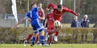 Die Hürde Mögeldorf (in Blau Andre Lunz) haben Michael Arnold und der TSV Neuendettelsau im Februar genommen. Die nächste Hürde heißt ASV Weisendorf. (Foto: Martin Rügner)
