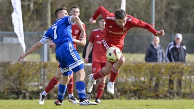 Die Hürde Mögeldorf (in Blau Andre Lunz) haben Michael Arnold und der TSV Neuendettelsau im Februar genommen. Die nächste Hürde heißt ASV Weisendorf. (Foto: Martin Rügner)