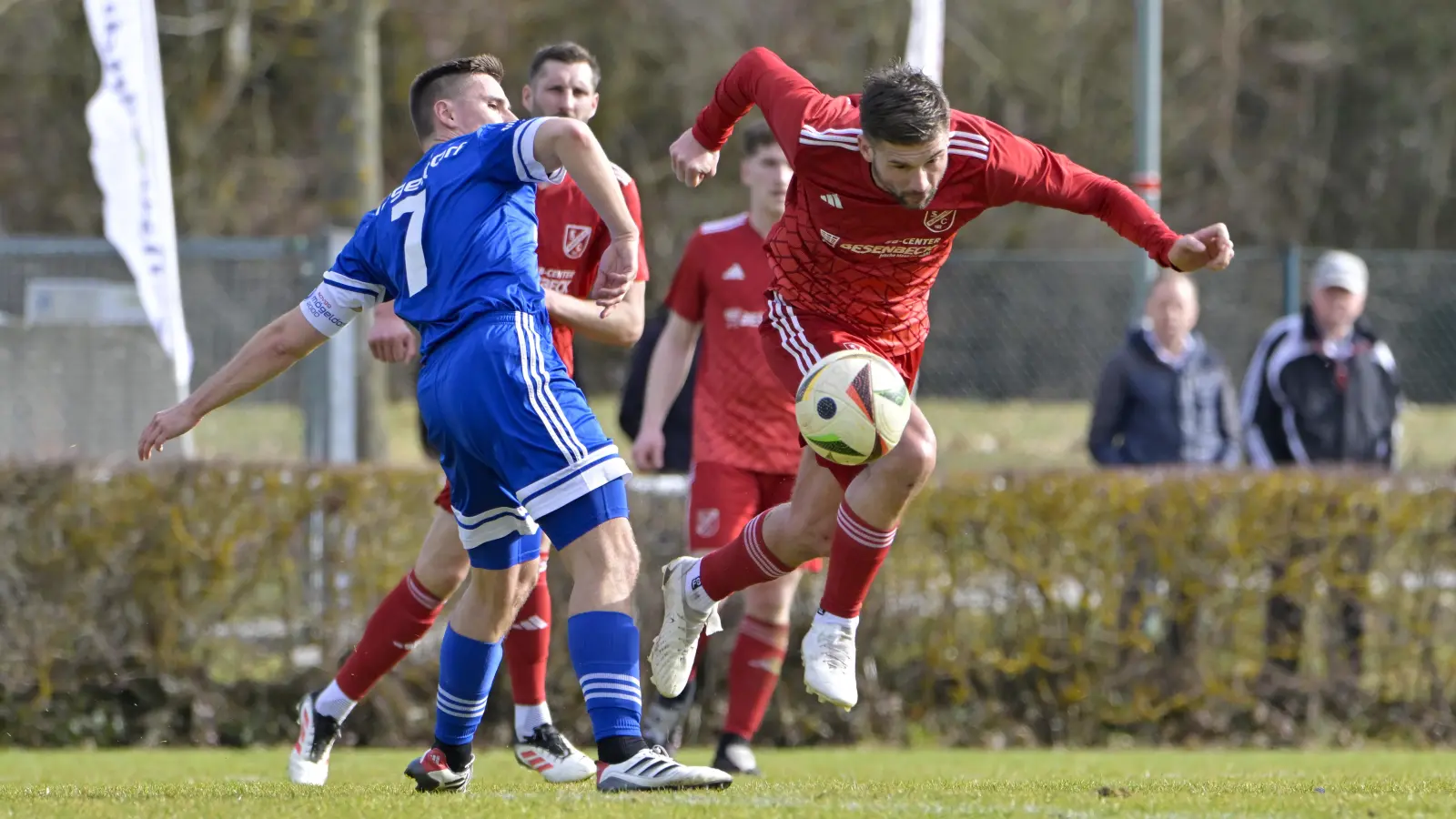 Die Hürde Mögeldorf (in Blau Andre Lunz) haben Michael Arnold und der TSV Neuendettelsau im Februar genommen. Die nächste Hürde heißt ASV Weisendorf. (Foto: Martin Rügner)