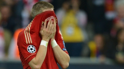 Bayerns Bastian Schweinsteiger hat sich nach der Niederlage das Trikot ins Gesicht gezogen. (Foto: Marcus Brandt/dpa/Archivbild)