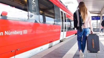 Eine Frau am Bahnhof Ansbach: Das Deutschlandticket bringt für VGN-Fahrgäste Veränderungen. (Foto: Jim Albright)