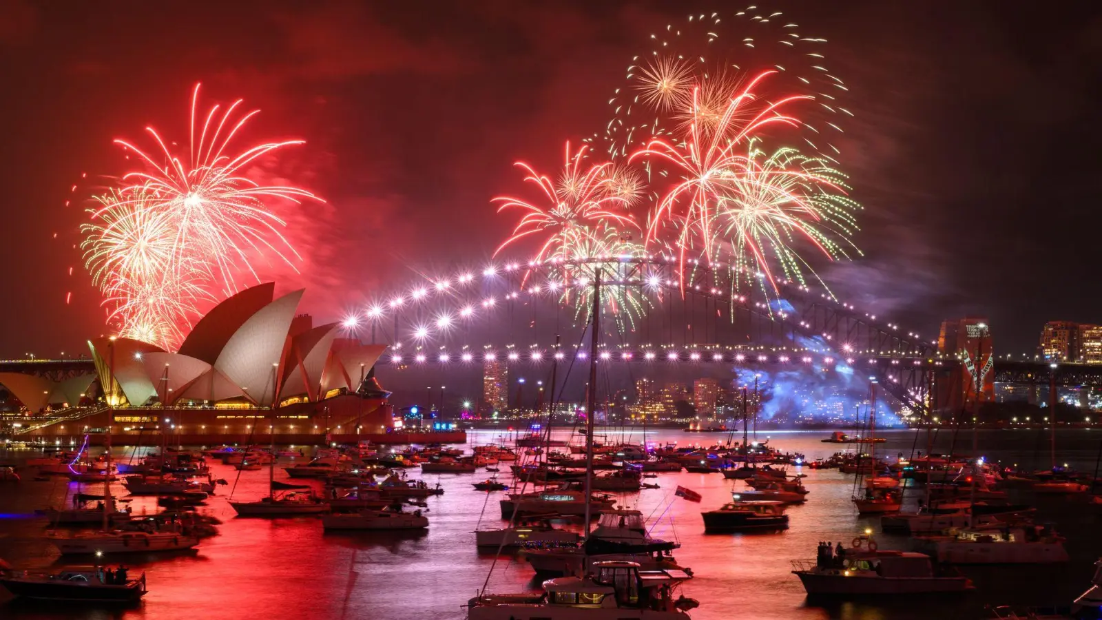 Sydney hat das neue Jahr wieder mit einem gigantischen Feuerwerk begrüßt. (Foto: Dan Himbrechts/AAP/dpa)