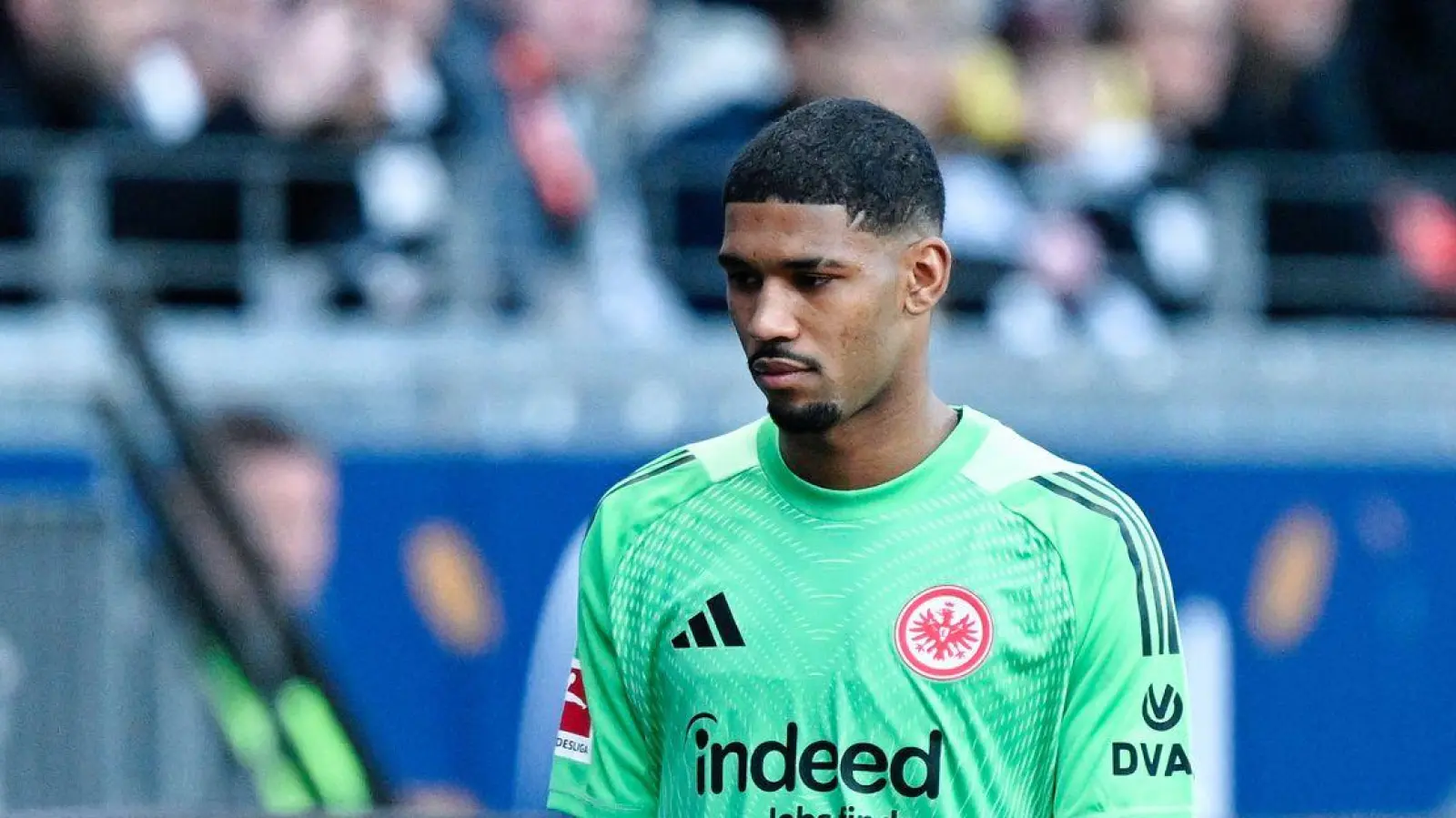 Eintracht Frankfurts Torwart Kauã Santos musste gegen den SC Freiburg früh ausgewechselt werden. (Foto: Uwe Anspach/dpa)