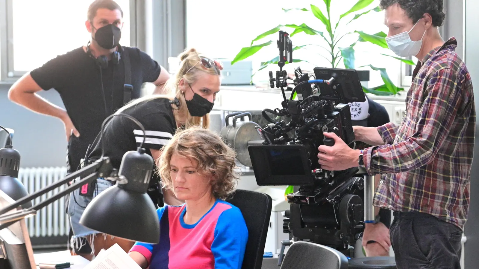 Kameramann Jakob Wiessner filmt Eli Wasserscheid (Mitte). Sie spielt Ermittlerin Wanda Goldwasser. (Foto: Jim Albright)