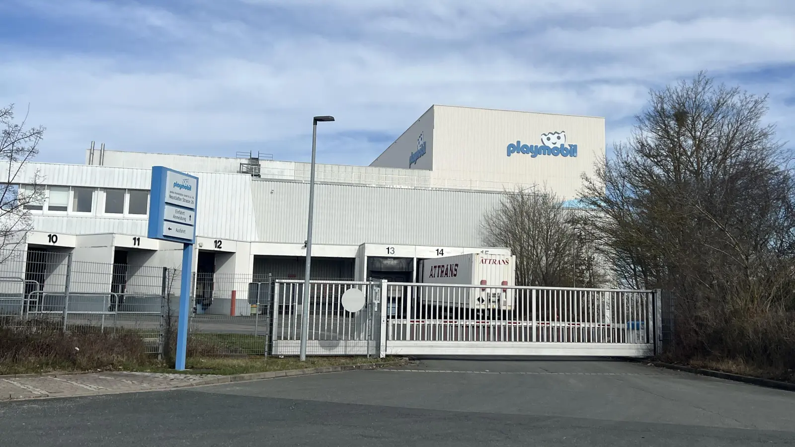 Die Playmobil-Belegschaft in Dietenhofen blickt in eine ungewisse Zukunft. Doch bleiben viele Mitarbeitende weiterhin an Bord.  (Foto: Yvonne Neckermann)