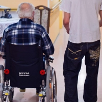 Der Bundesfreiwilligendienst eignet sich für alle, die noch nicht genau wissen, wie es beruflich weitergehen soll. (Foto: Patrick Pleul/dpa/dpa-tmn)