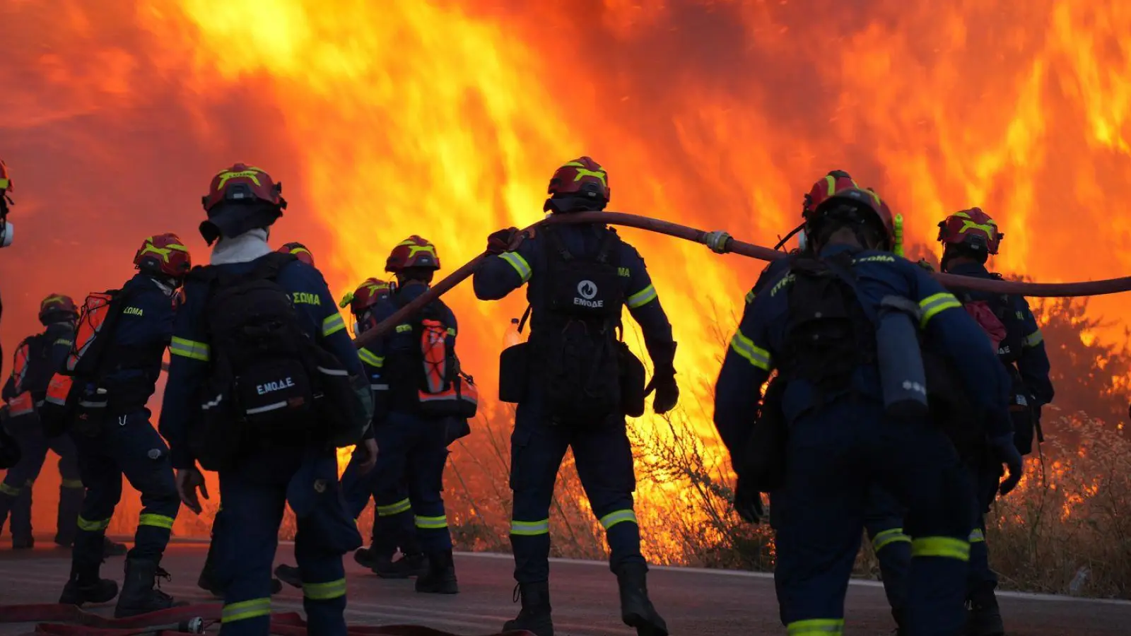 Die Feuerwehr ist auf der griechischen Insel Chios im Einsatz. (Foto: Pantelis Fykaris/Politischios.gr via AP/dpa)