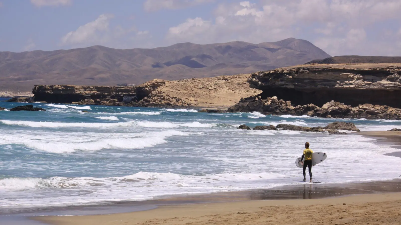 Fuerteventura: Die Traumstrände locken nicht nur Surfer an. (Foto: Manuel Meyer/dpa-tmn)