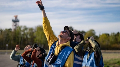 Ohne Fernglas geht beim Birden nichts. (Foto: Fabian Sommer/dpa)