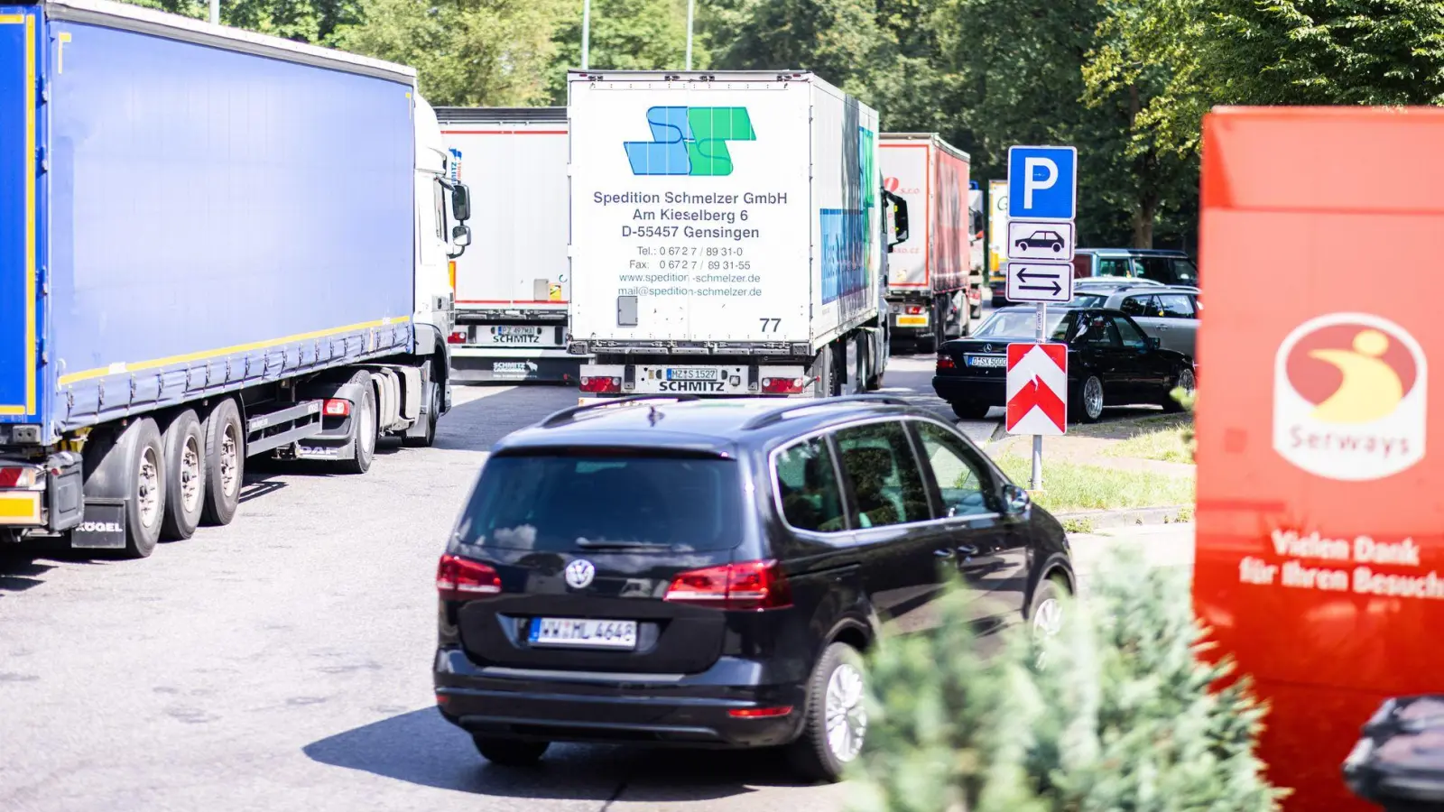 Wie voll es auf den Park- und Rastanlagen wirklich ist, lässt sich von der Fahrbahn aus meist nicht sonderlich gut einschätzen. (Foto: Marcel Kusch/dpa/dpa-tmn)