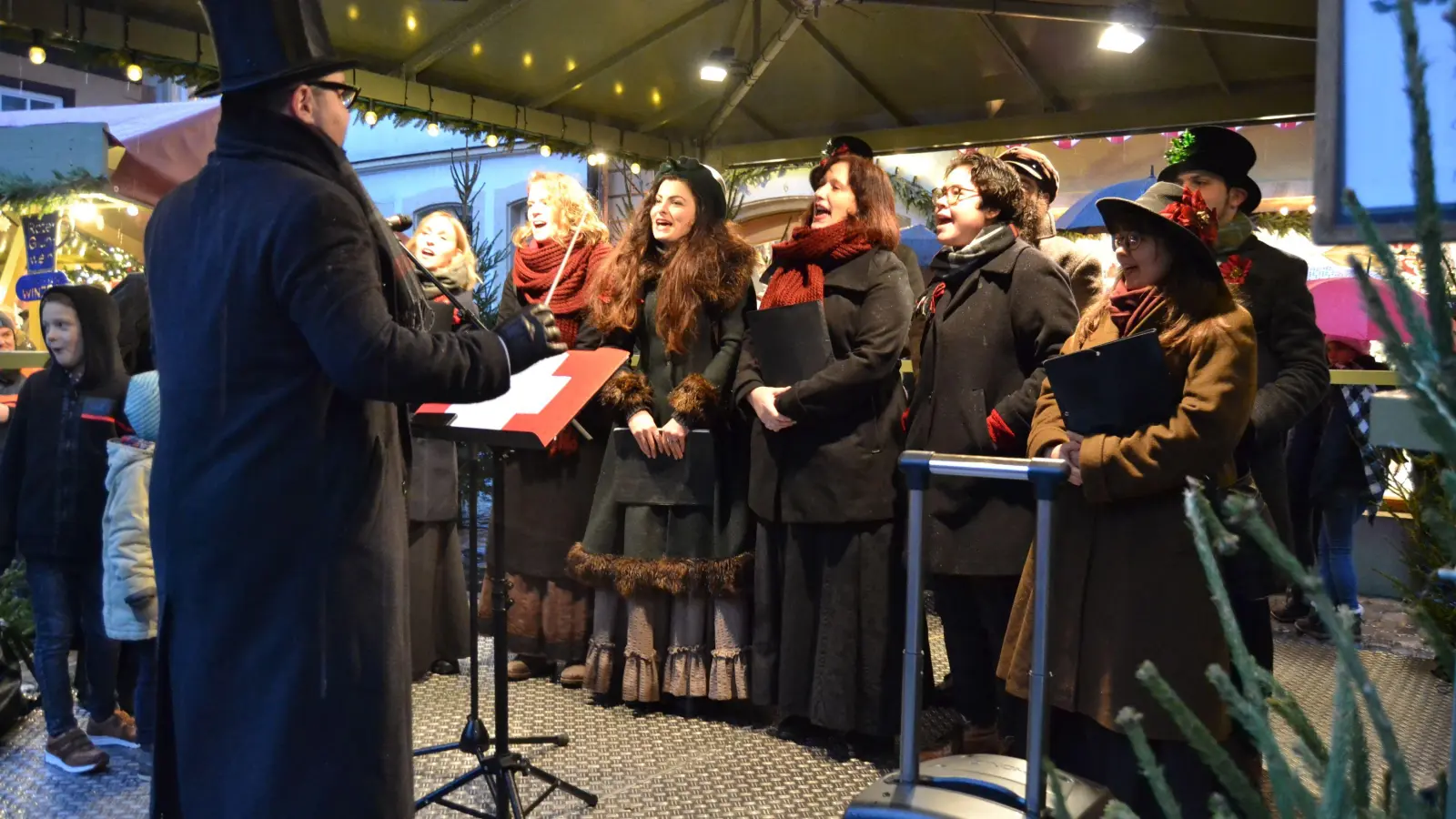 Auch dieses Jahr werden auf dem Reiterlesmarkt in Rothenburg täglich Auftritte von Chören (hier die Enchanting Carol Singers) und Musikgruppen zu hören sein. Dafür nimmt die Stadt allerdings Gema-Gebühren von mehr als 11.000 Euro in Kauf. (Archivfoto: Melanie Scheunenstuhl)