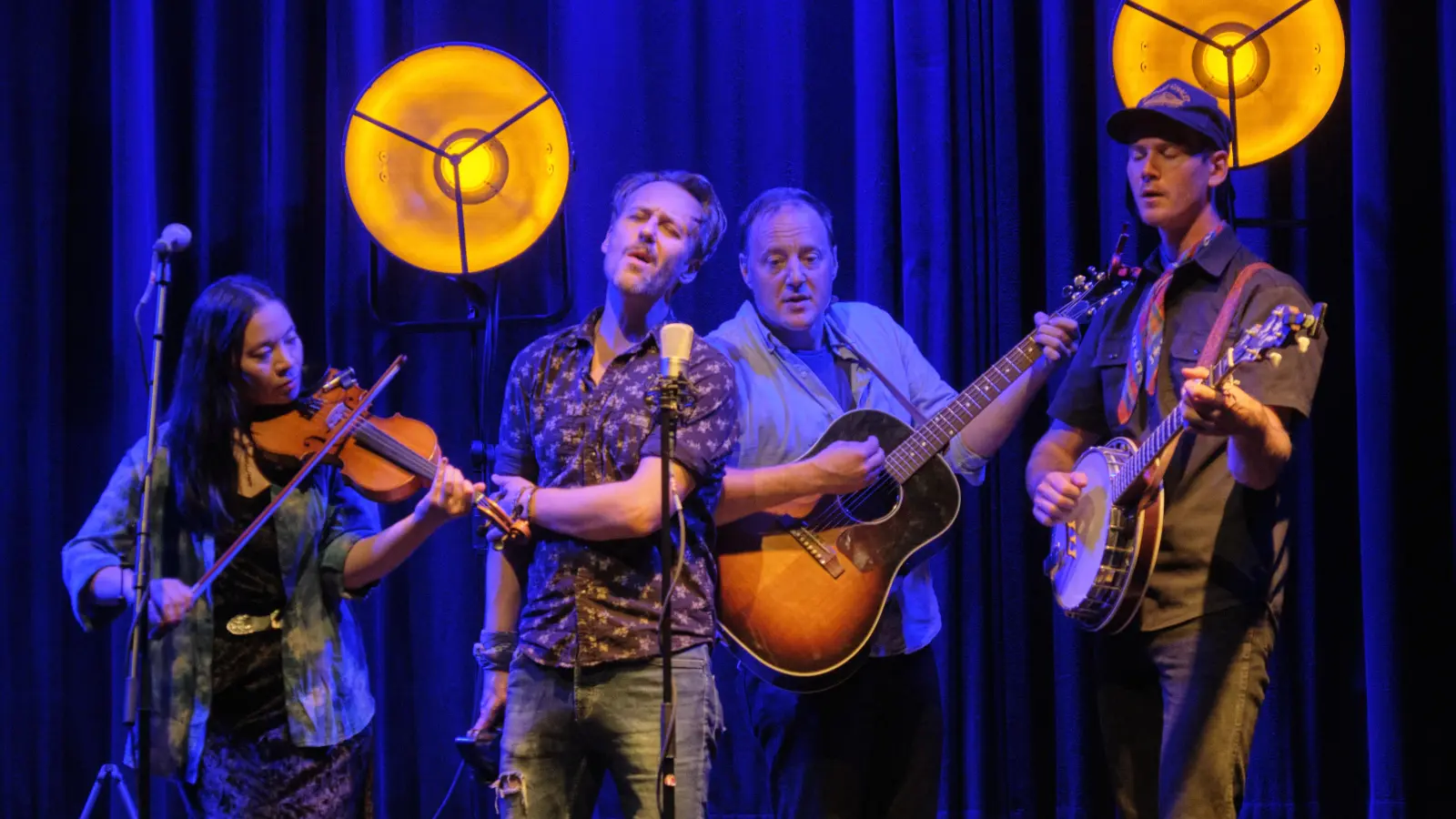 Eine unaufgeregte, sehr solide arbeitende und begeisternde Truppe: Die Band The Fugitives spielte in den Kammerspielen. (Foto: Martin Stumpf)