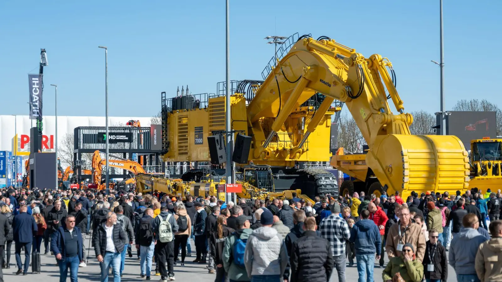 Ein gigantischer Bagger im Frühjahr auf der Baumaschinenmesse Bauma. Die Münchner Messe will vor allem im Ausland größer werden. (Archivbild)  (Foto: Leonie Asendorpf/dpa)