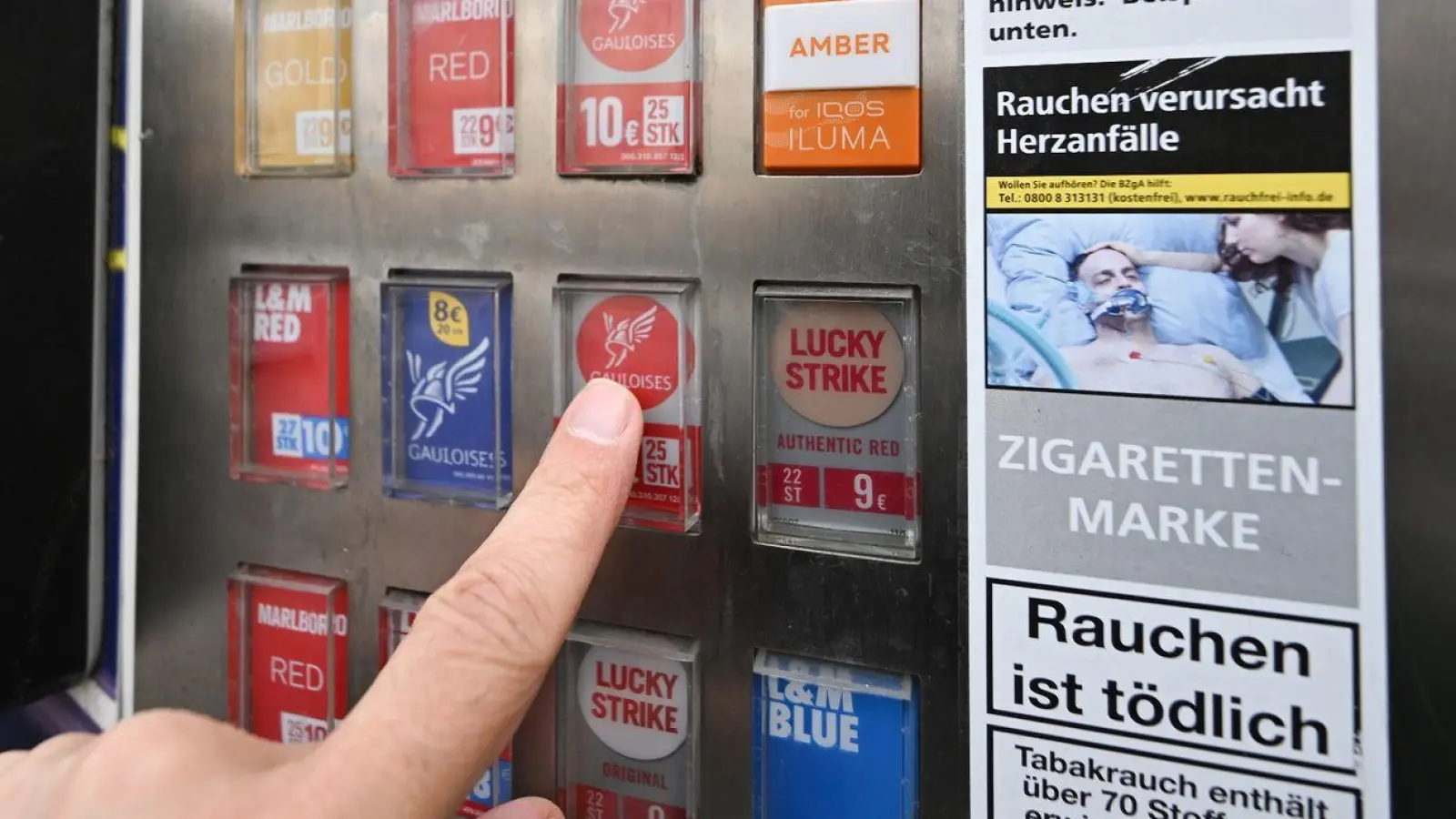 Branchenangaben zufolge werden in Deutschland circa 6 Prozent der Zigaretten über Automaten verkauft. (Foto: Bernd Weißbrod/dpa)