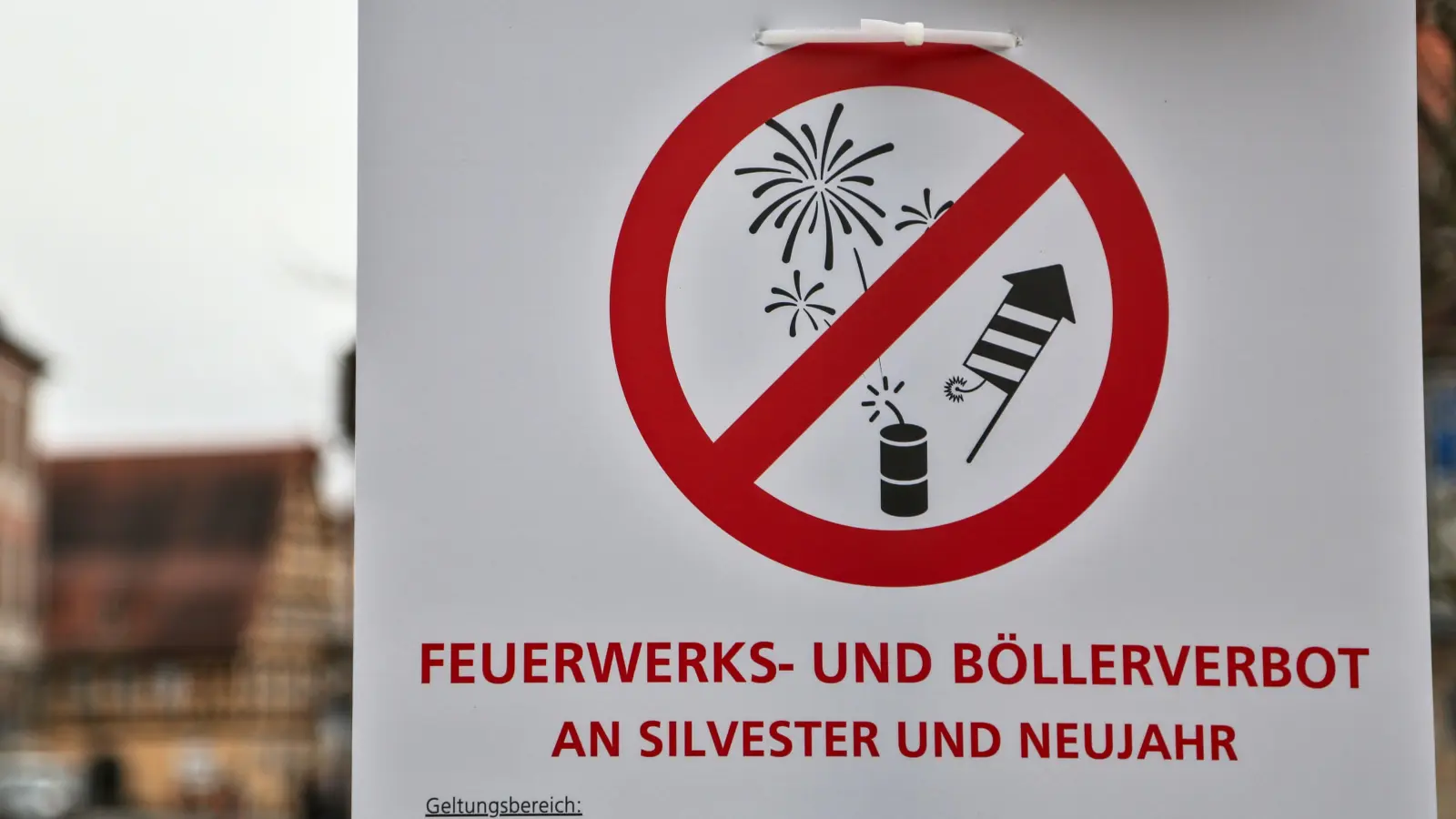 In Neustadt/Aisch wurden rund um den Altstadtbereich Plakate aufgehängt, die auf das an Silvester herrschende Böllerverbot hinweisen. (Foto: Tizian Gerbing)