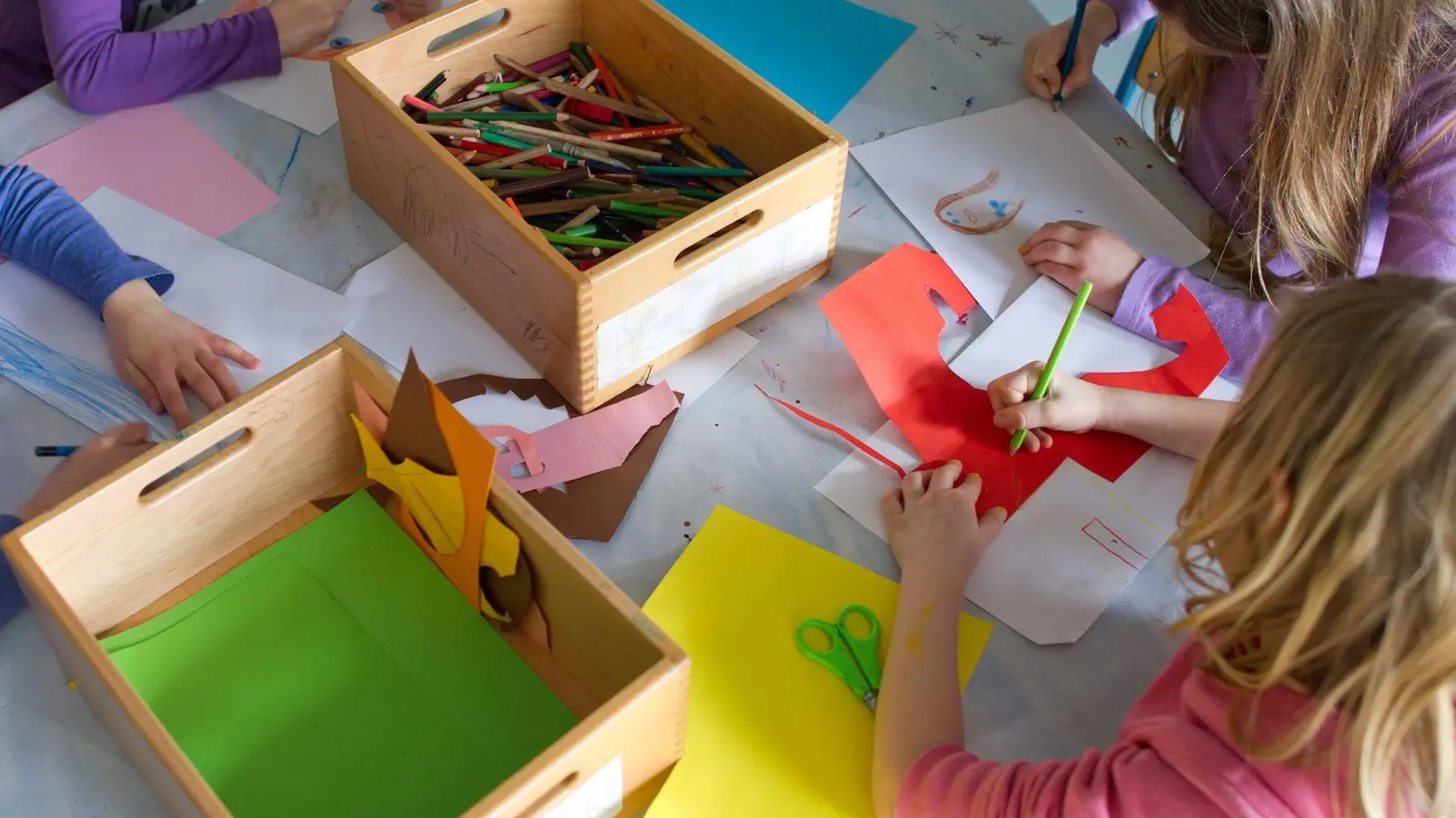 Auch nachmittags in der Schule: Ab Herbst haben Erstklässler einen Anspruch auf Ganztagsbetreuung. (Symbolbild) (Foto: Uwe Anspach/dpa)