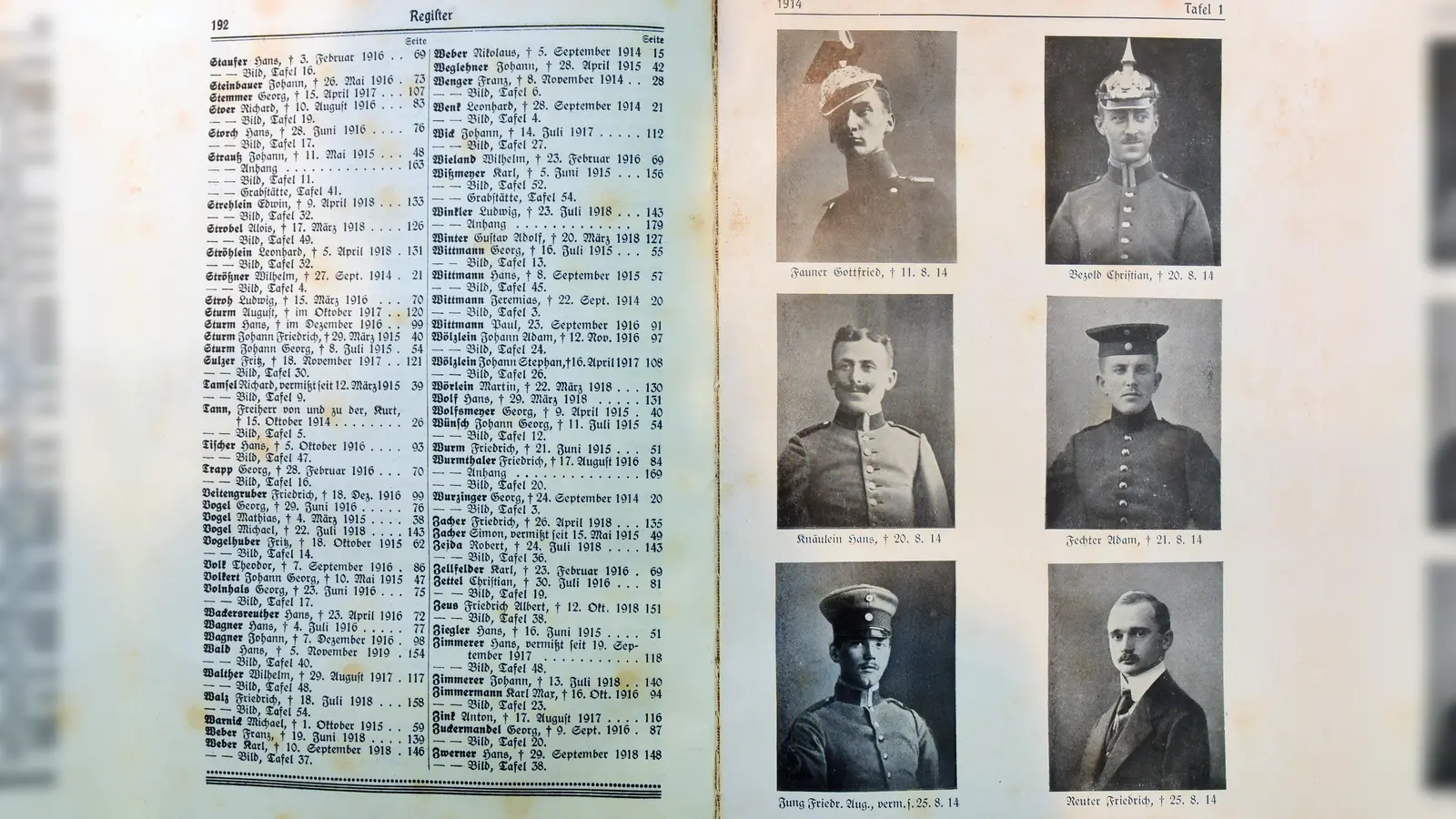 Ein „Gedächtnisbuch” als Weihnachtsgeschenk: Mehr als 420 im Weltkrieg gefallene und vermisste Ansbacher sind darin aufgelistet und abgebildet.  (Foto: Jim Albright)