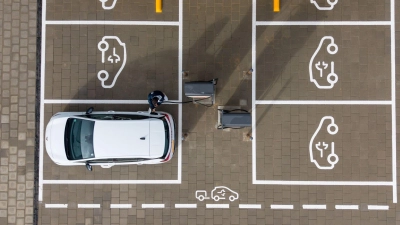 „Tankstelle“ für E-Autos: Aufladen ist nicht schwer, aber ein paar grundlegende Dinge sollte man schon berücksichtigen - am besten bereits vor dem Kauf. (Foto: Sebastian Kahnert/dpa/dpa-tmn)