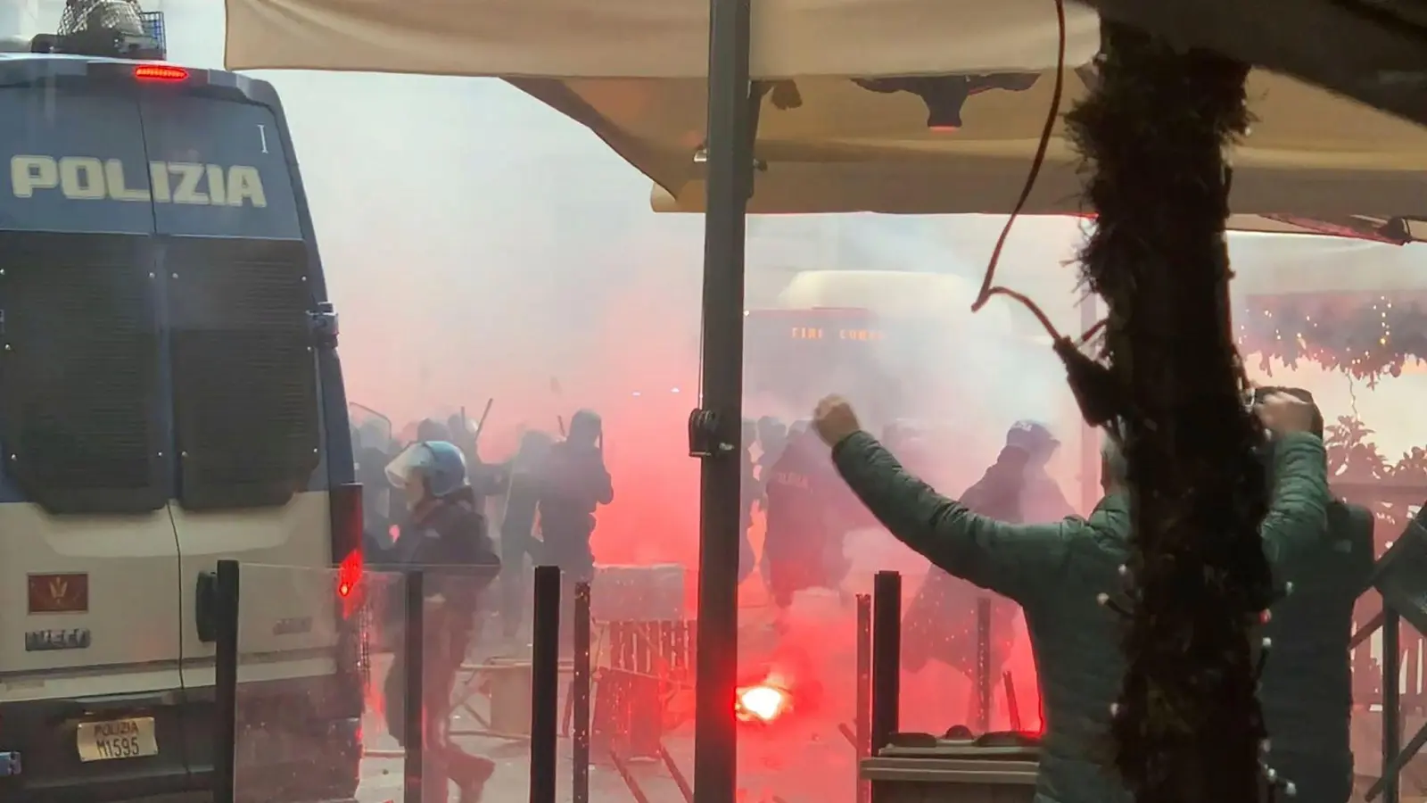 Vor dem Spiel kommt es zu Zusammenstößen zwischen der Polizei und Fans von Eintracht Frankfurt. (Foto: Stefano Gattordo/LaPresse via AP/dpa)