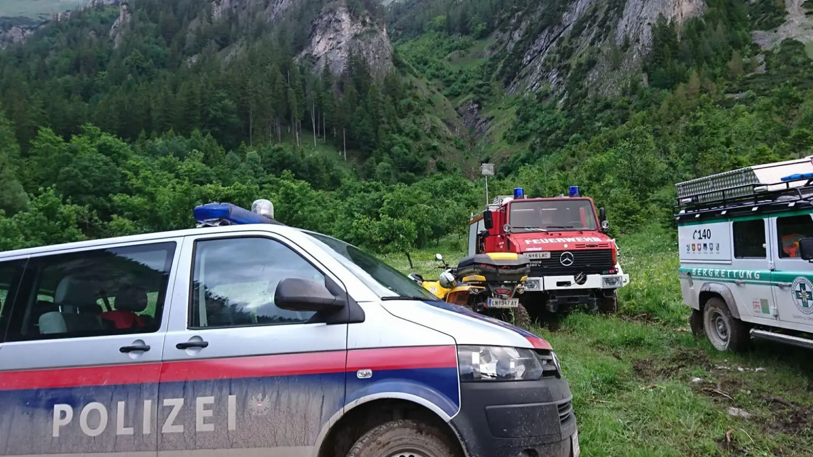 Die Frau stürzte etwa 30 Meter tief. (Symbolbild)  (Foto: Roland Theny/Filmteam-Austria/dpa)