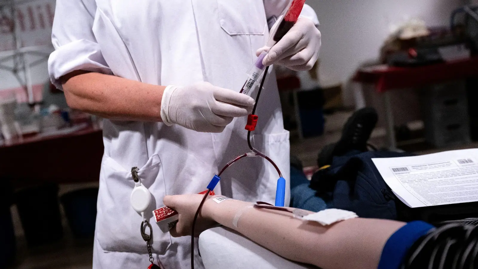 Die Bereitschaft zur Blutspende sinkt seit Jahren - vor allem die junge Generation ist schwer zu erreichen. (Foto: Sven Hoppe/dpa)